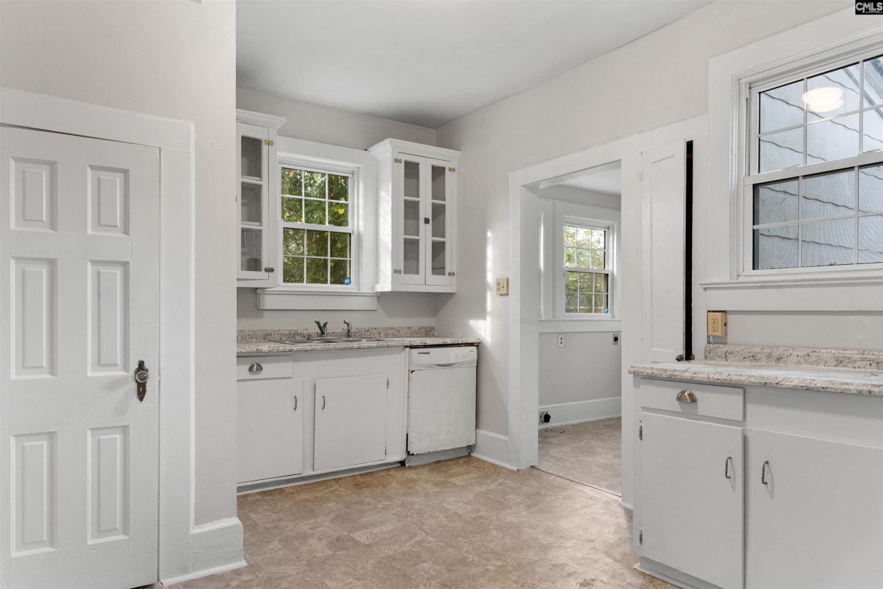 1896 Middleton Street Photo 9