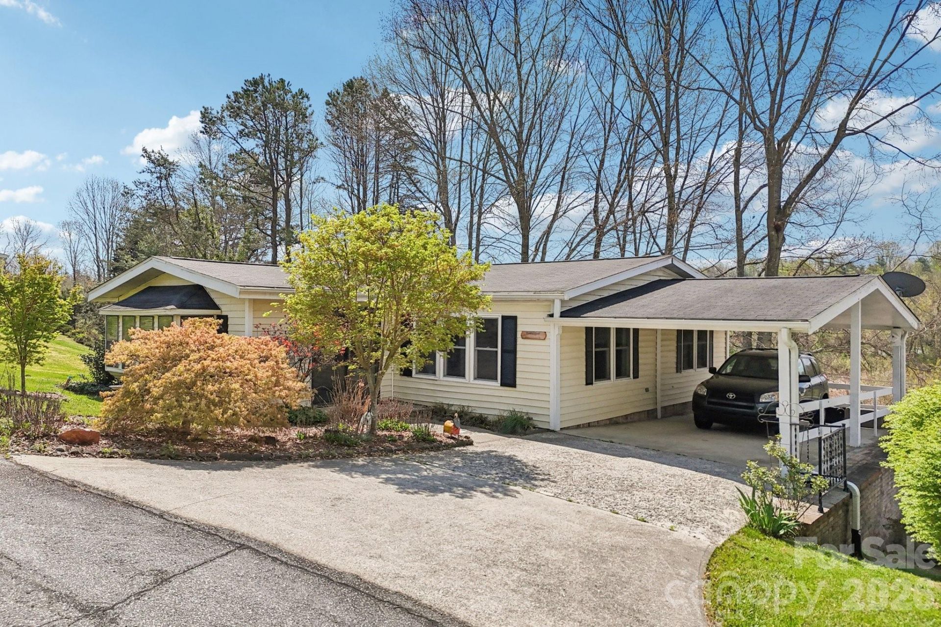 200 Cranbrook Circle, Hendersonville, NC 28792 Main Photo