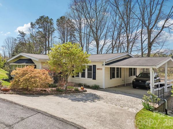 200 Cranbrook Circle, Hendersonville, NC 28792