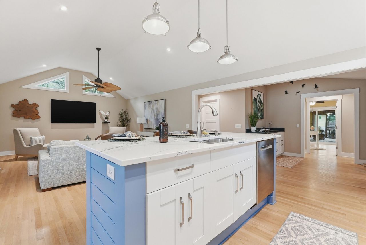 420 E Erie Avenue Photo 16