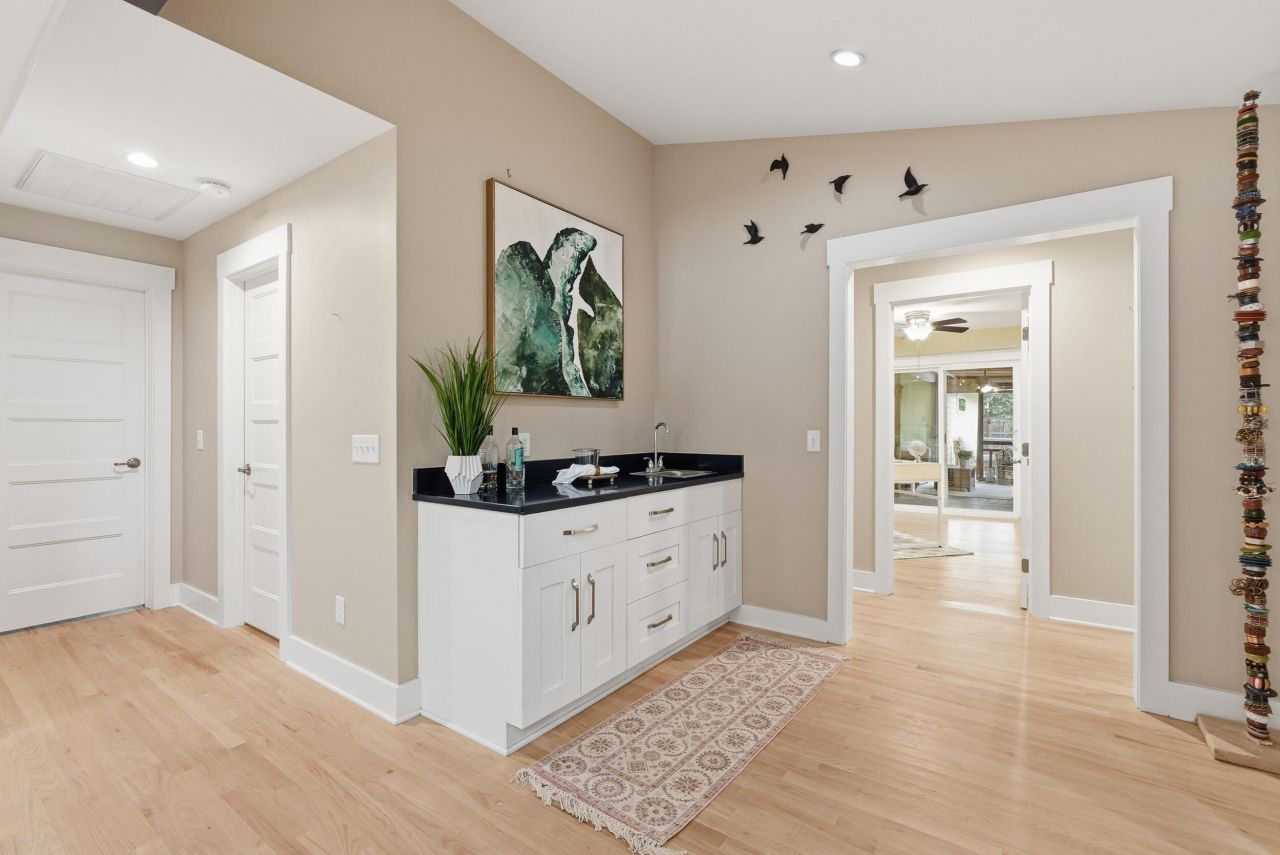 420 E Erie Avenue Photo 23