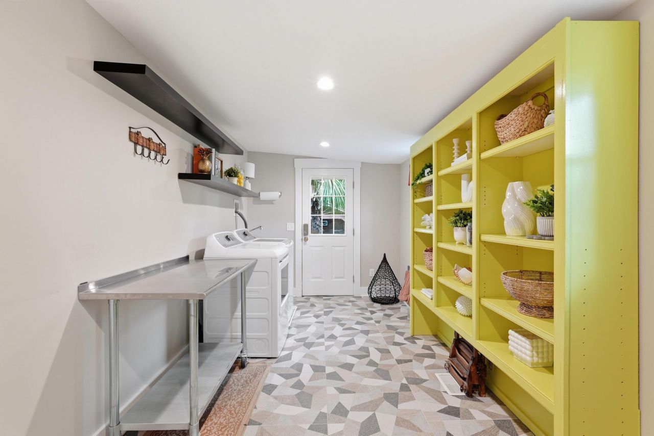 420 E Erie Avenue Photo 38