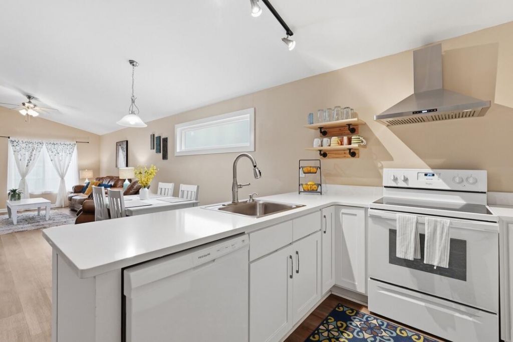 420 E Erie Avenue Photo 58