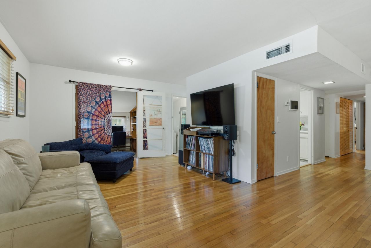 368 Lynwood Drive Photo 9