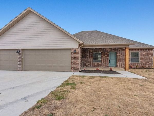 86 N Banner Avenue, Farmington, AR 72730