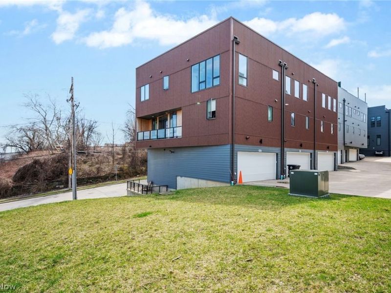 402 Jefferson Avenue, Cleveland, OH 44113 Photo 3