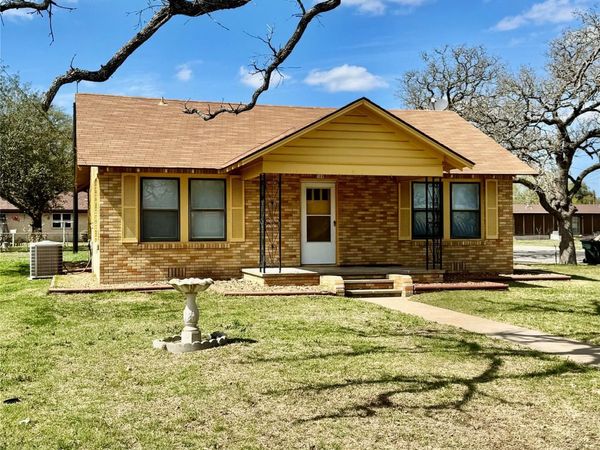 589 N Chambers ST, Giddings, TX 78942