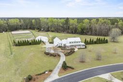 115 Ascot Drive photo 4