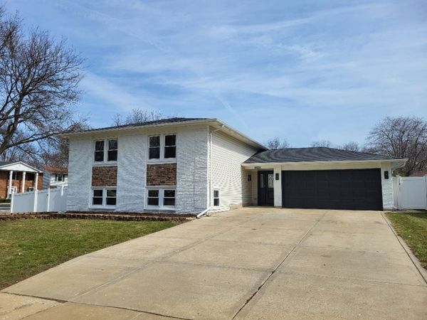 6831 Plymouth Road , Downers Grove, IL 60516