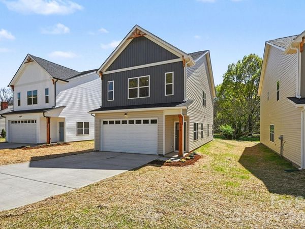 562 W Wilson Avenue , Mooresville, NC 28115