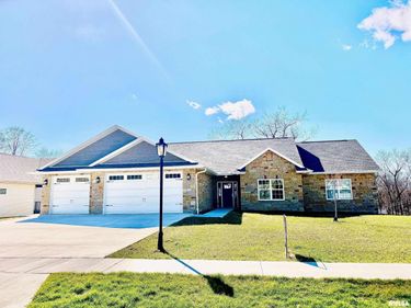 107 SAMUEL Court, Washington, IL 61571