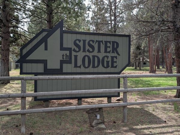 813 E Desperado Trail, UNIT 102, Sisters, OR 97759