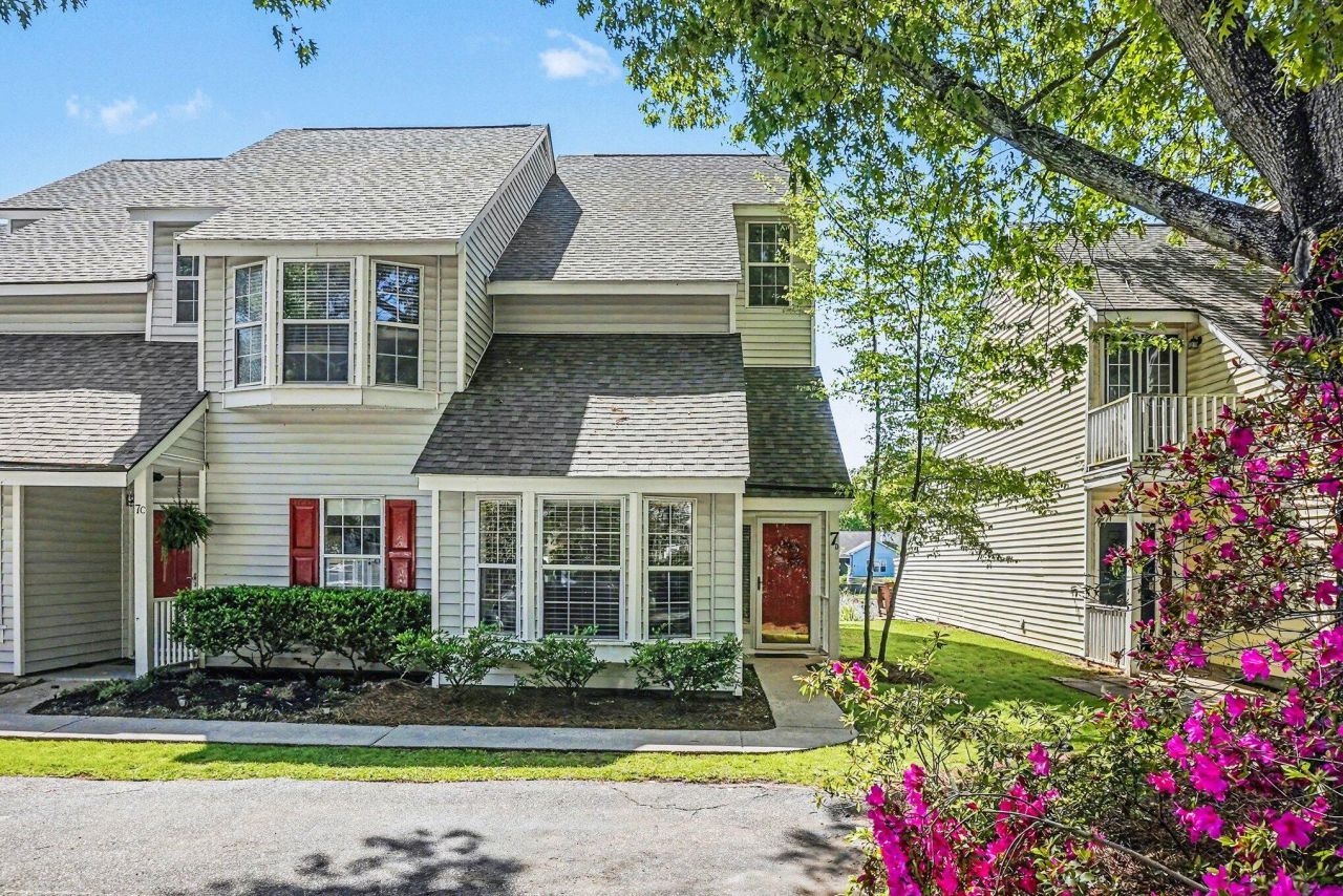 7 Town Park Lane Photo 1