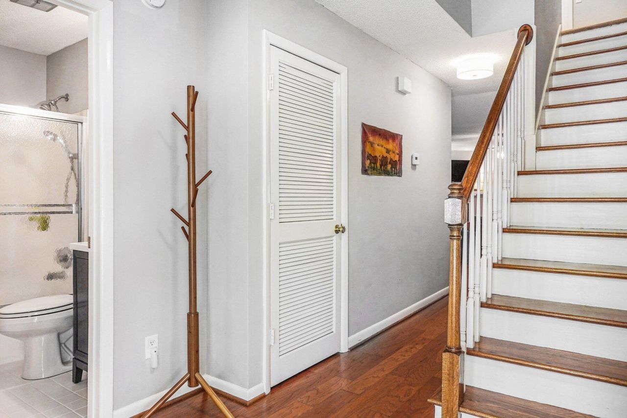 7 Town Park Lane Photo 17