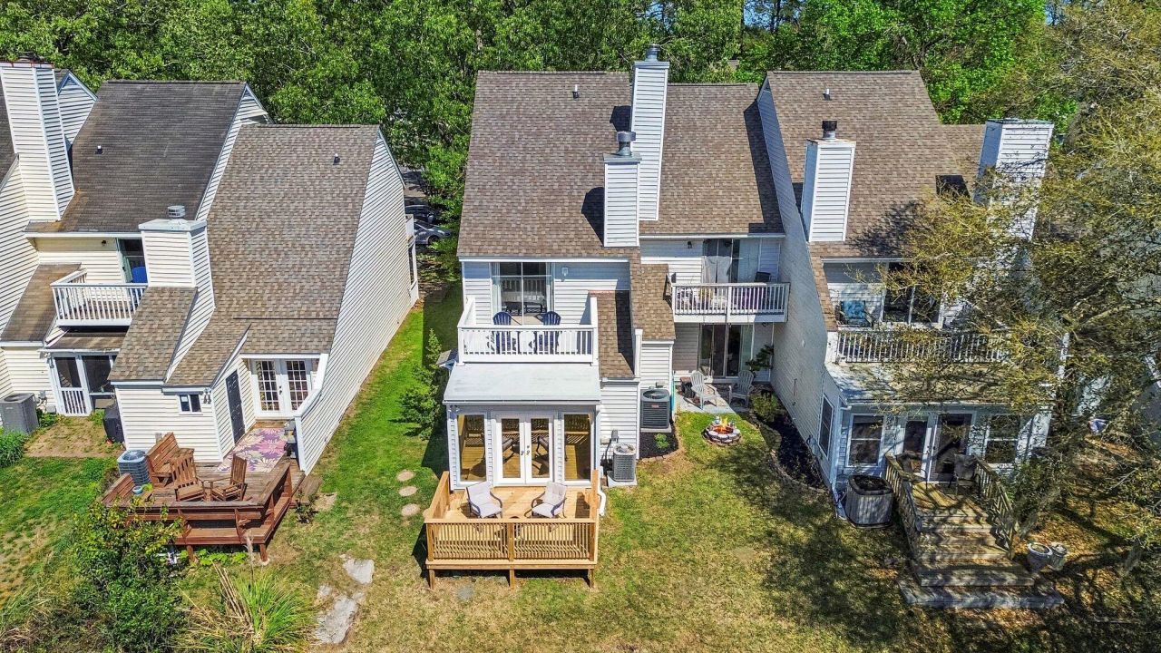 7 Town Park Lane Photo 2