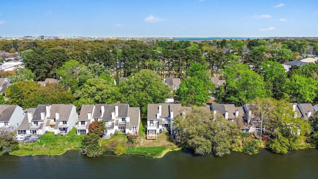 7 Town Park Lane Photo 3