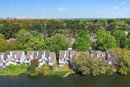 7 Town Park Lane photo 4