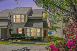 7 Town Park Lane photo 4