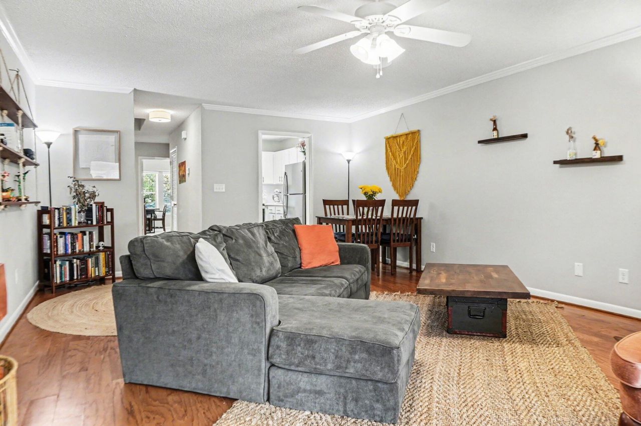 7 Town Park Lane Photo 8