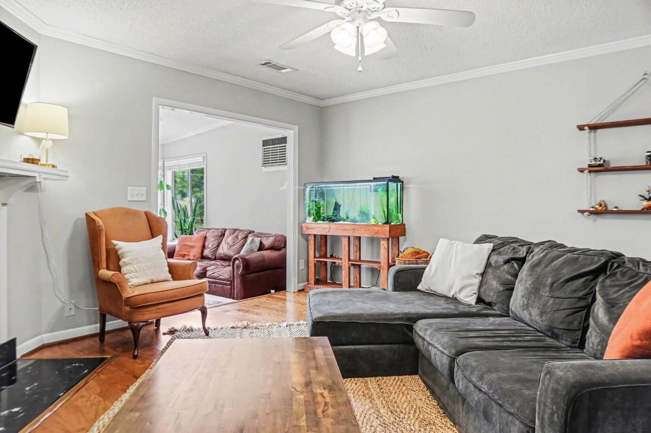 7 Town Park Lane Photo 9