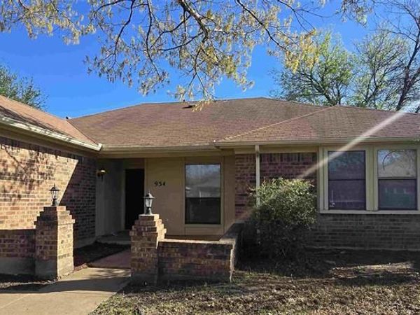 934 Robinwood Drive, Arlington, TX 76017