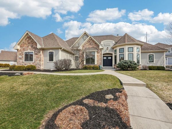 560 Birchwood Dr, Hartland, WI 53029