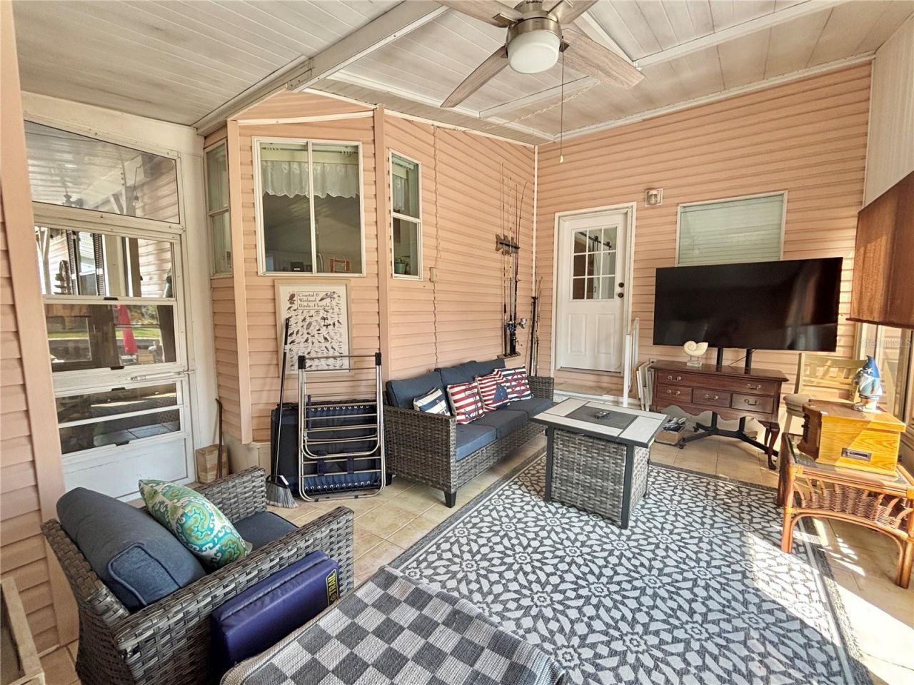 102 Americana Court Ne, Unit 206, Saint Petersburg, FL 33702 Photo