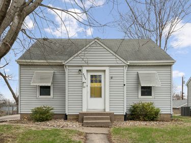 2627 COLLEGE Avenue, Davenport, IA 52803