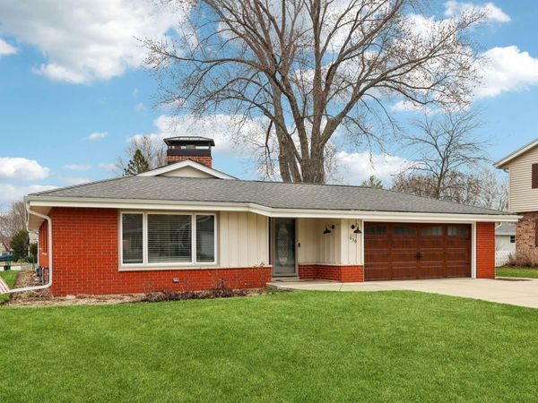 630 Pleasant Dr, Hartland, WI 53029