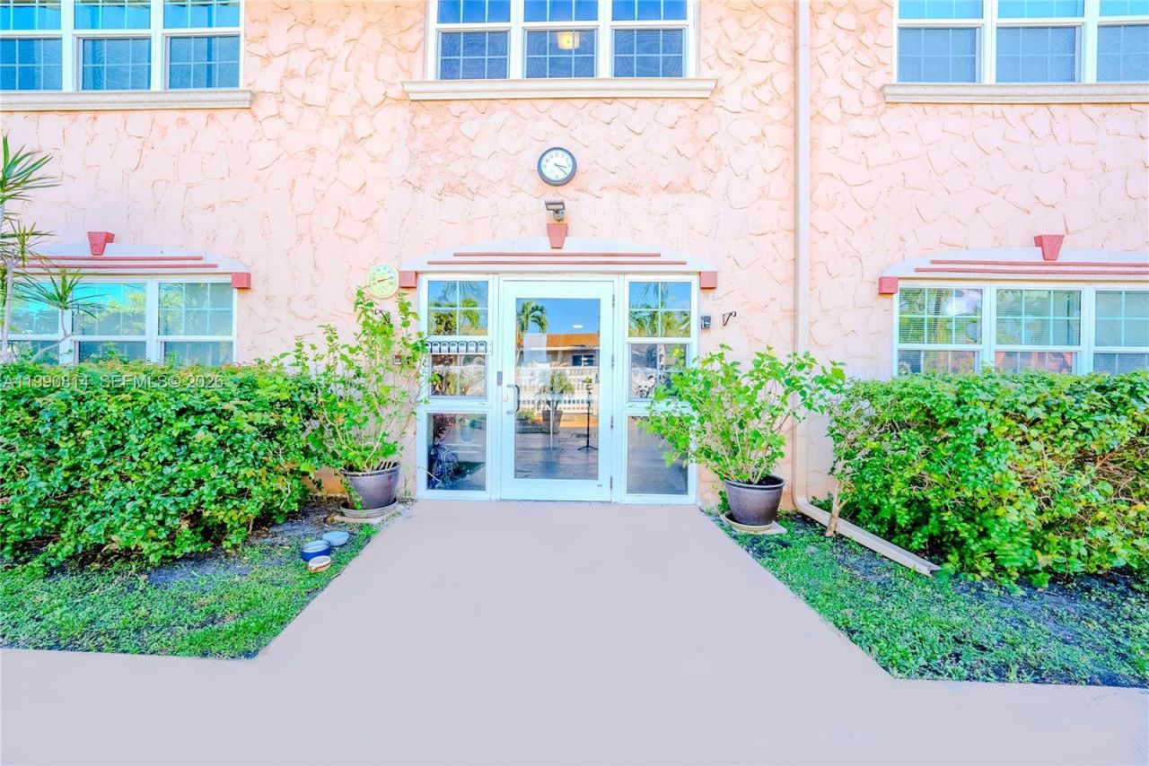 221 SE 9th Ave , Unit 202, Pompano Beach, FL 33060 Photo