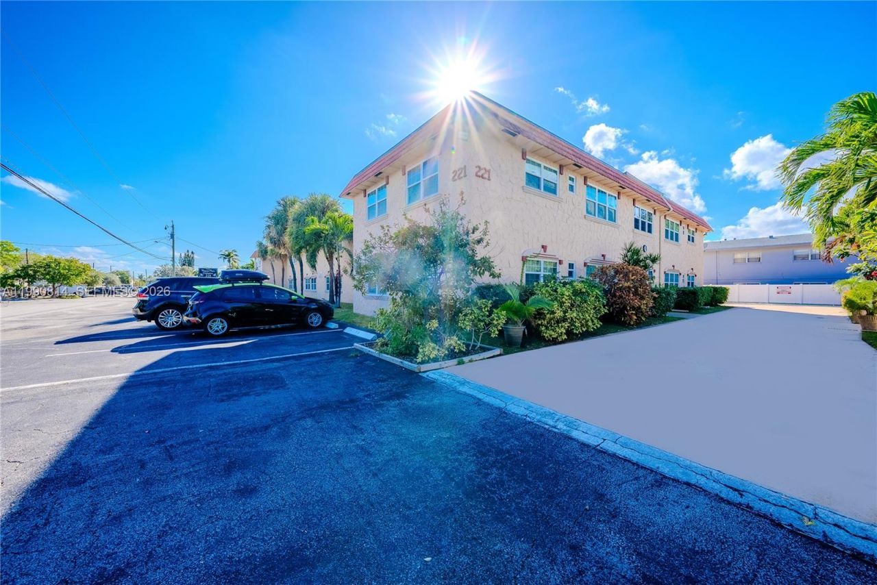 221 SE 9th Ave , Unit 202, Pompano Beach, FL 33060 Photo