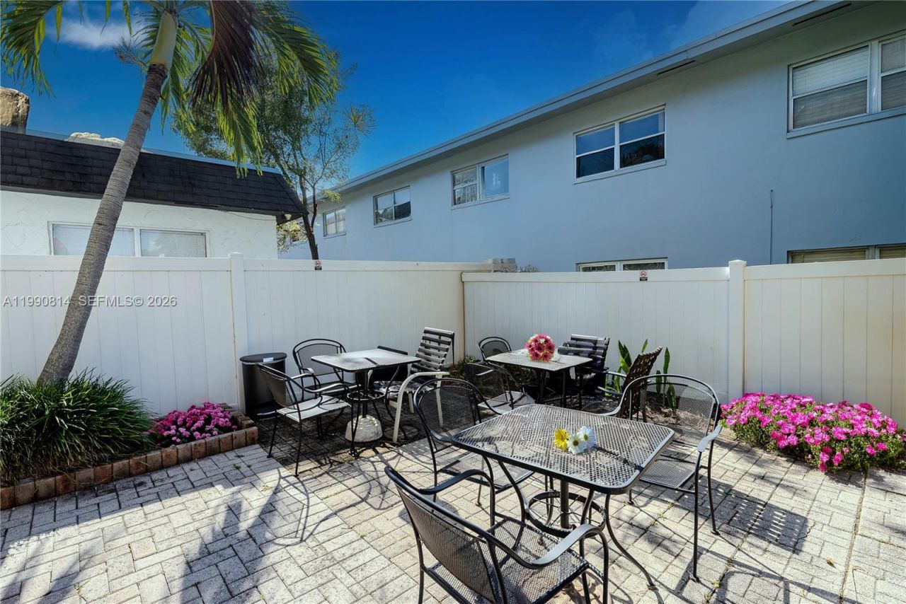 221 SE 9th Ave , Unit 202, Pompano Beach, FL 33060 Photo