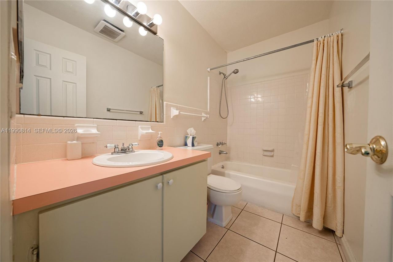 221 SE 9th Ave , Unit 202, Pompano Beach, FL 33060 Photo