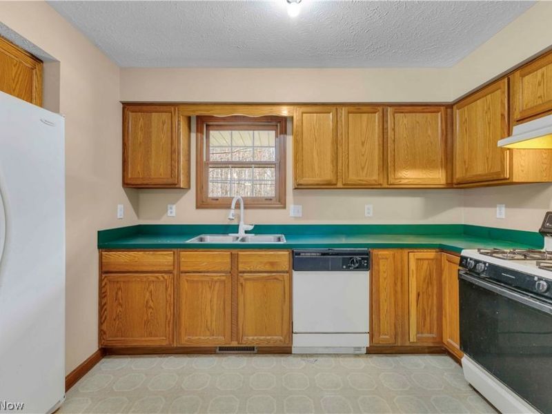 586 Abbe Road, Sheffield Lake, OH 44054 Photo 10