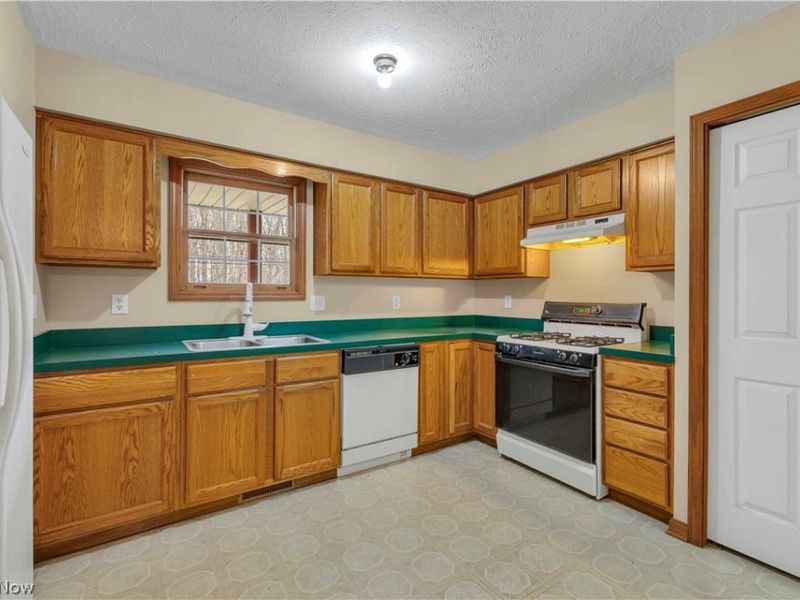 586 Abbe Road, Sheffield Lake, OH 44054 Photo 11