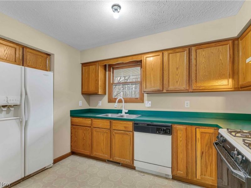 586 Abbe Road, Sheffield Lake, OH 44054 Photo 12