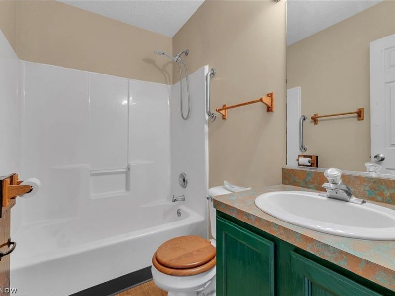 586 Abbe Road, Sheffield Lake, OH 44054 Photo 28