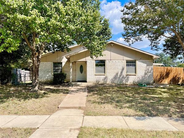 702 Pinehill Lane, Grand Prairie, TX 75052