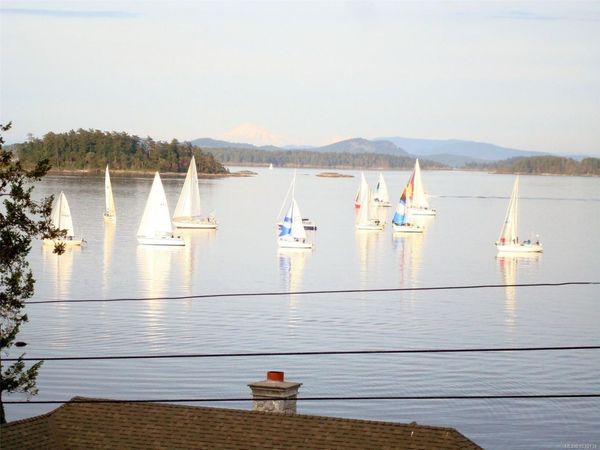 10502 Jocelyn Pl, Sidney, BC V8L 2P5