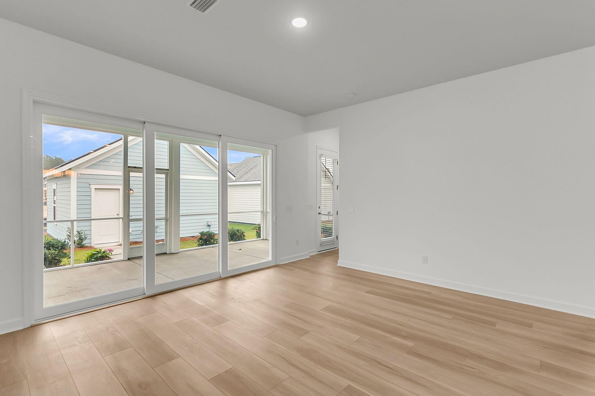 777 Blueway Avenue Photo 15