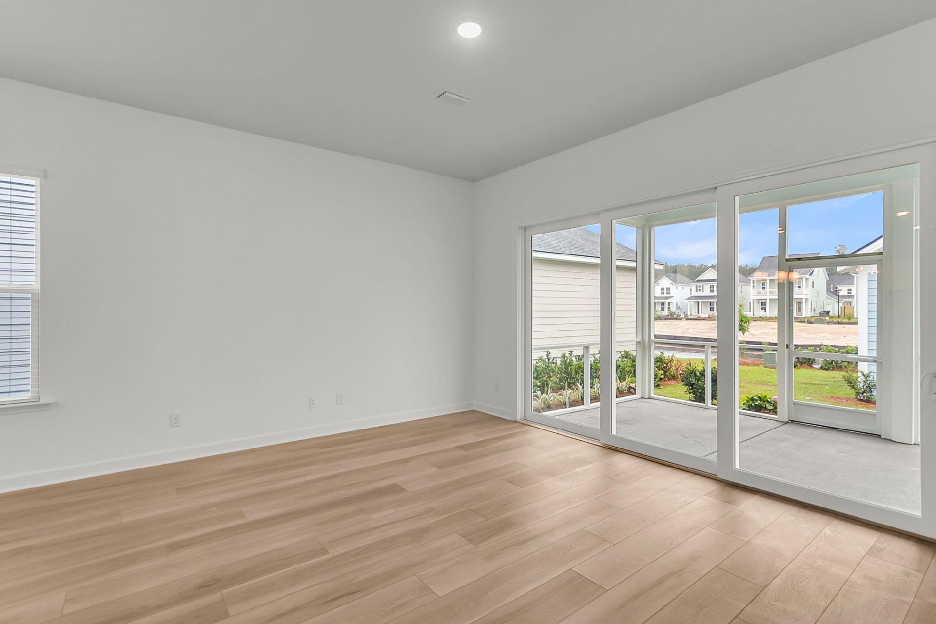 777 Blueway Avenue Photo 16