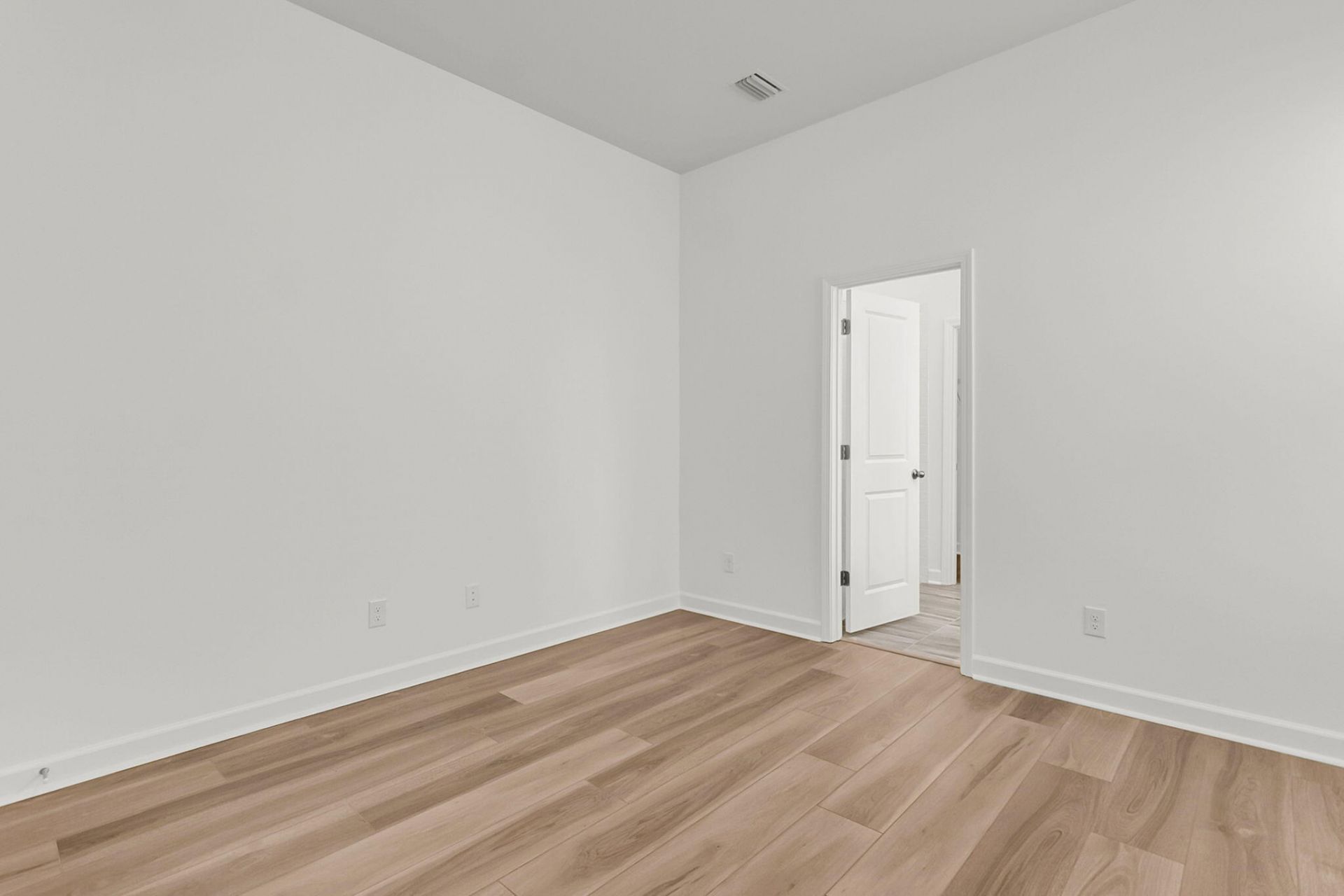 777 Blueway Avenue Photo 32