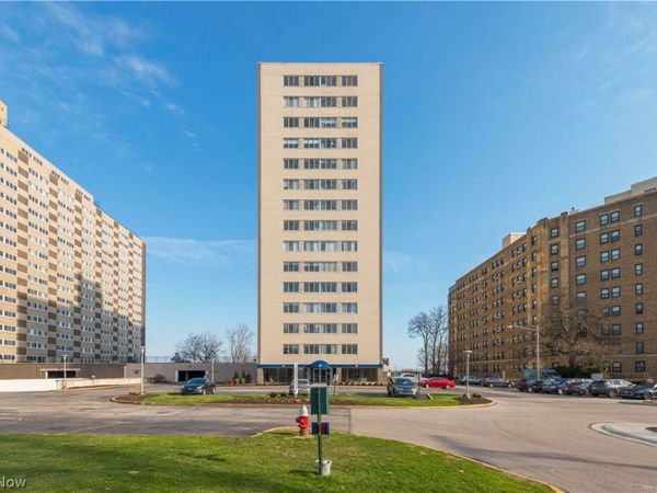 12520 Edgewater Drive, Unit 210, Lakewood, OH 44107