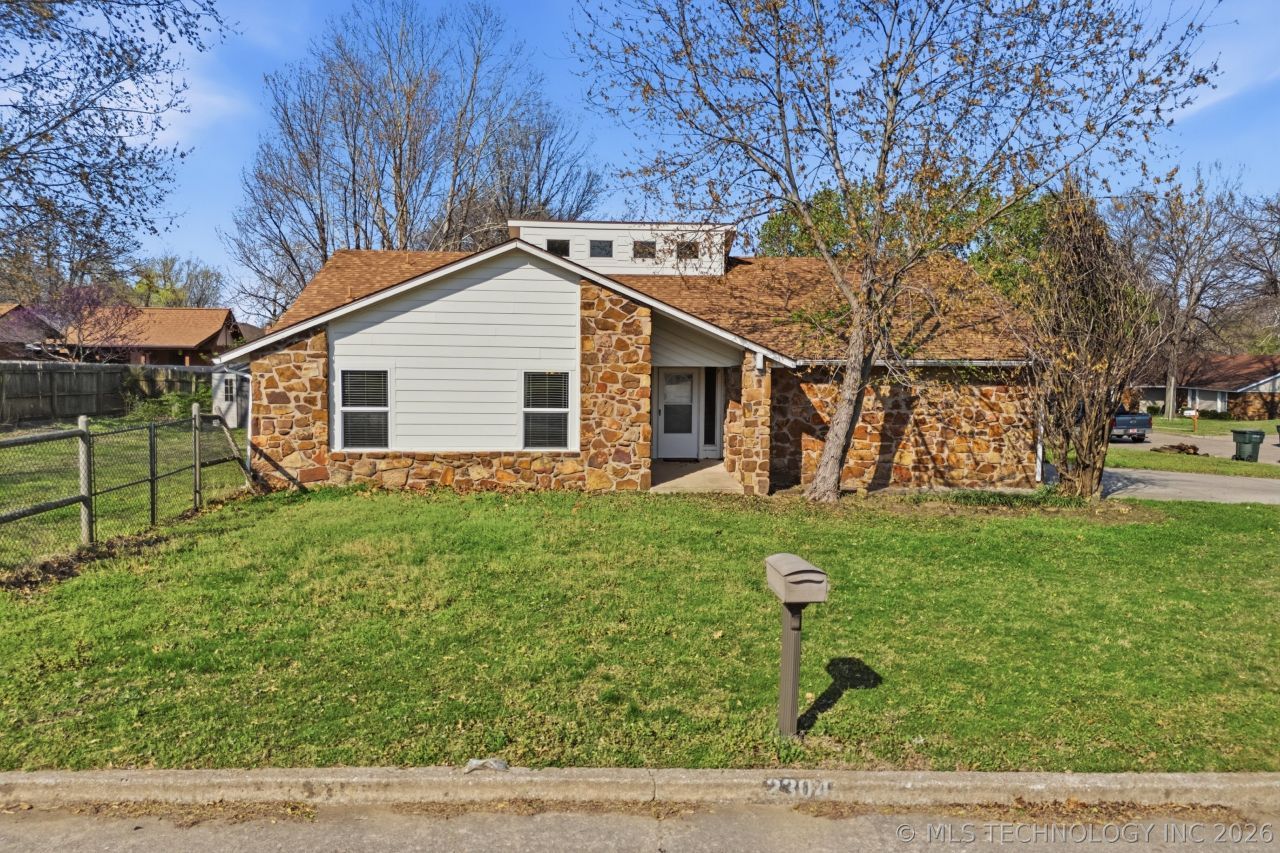 2304 N Dogwood Street, Owasso, OK 74055 Main Photo