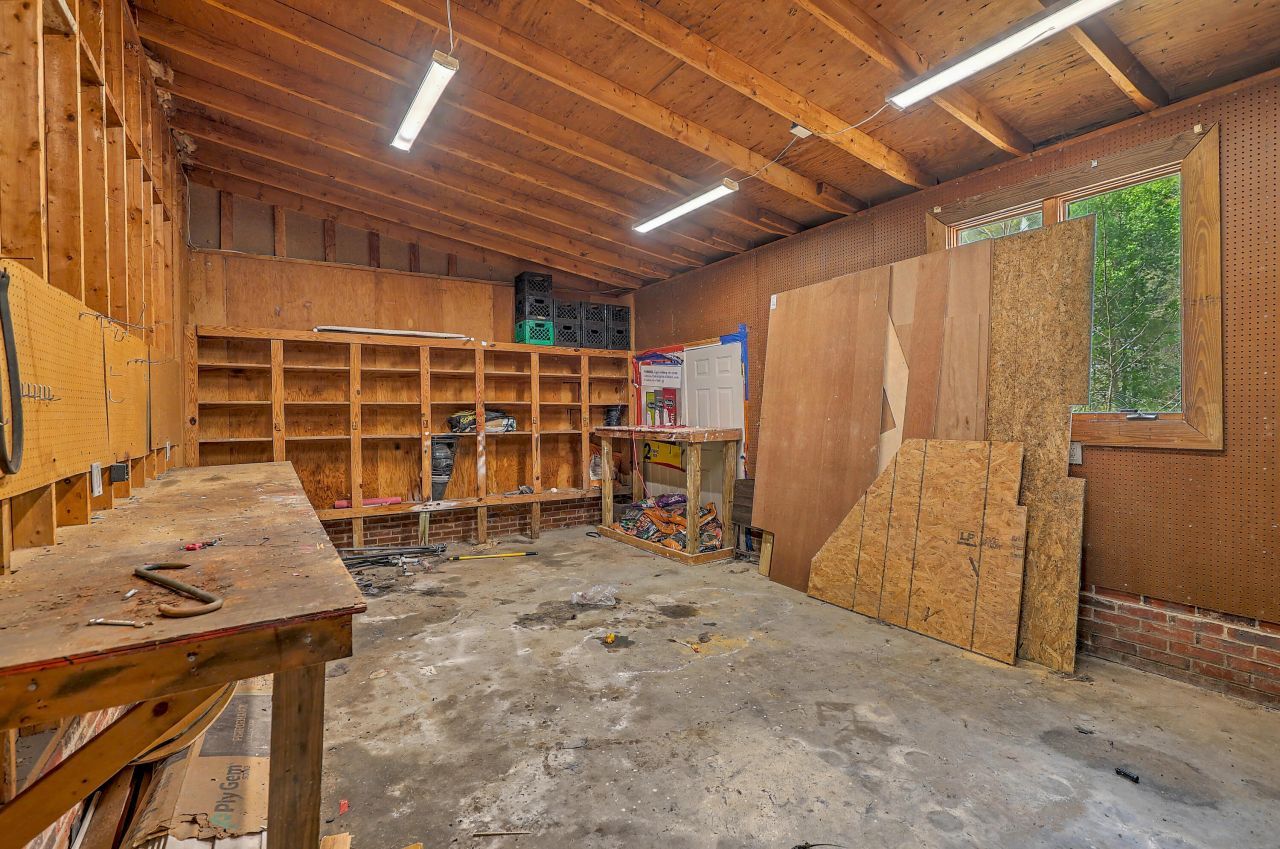 825 Patriots Way Photo 45