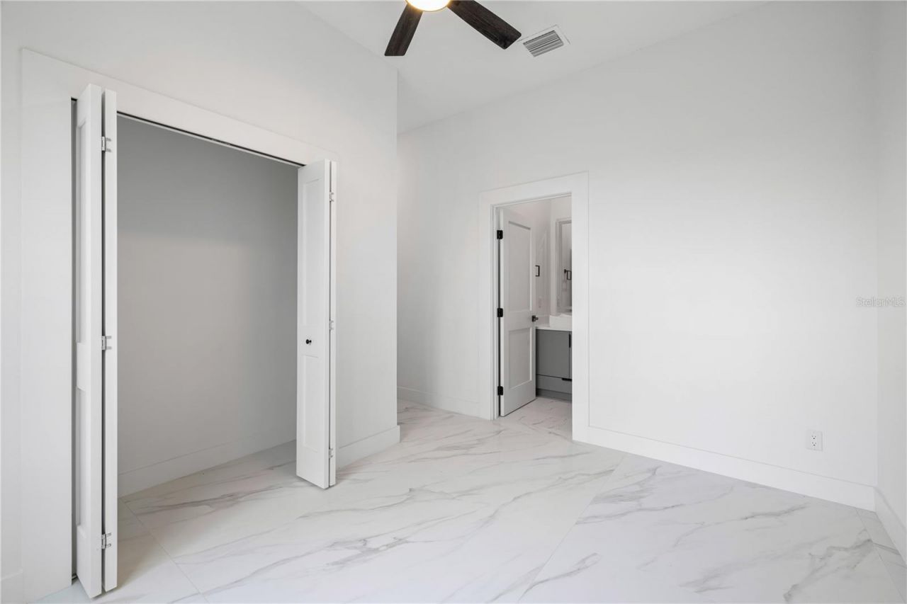 812 Johns Point Drive, Oakland, FL 34787 Photo