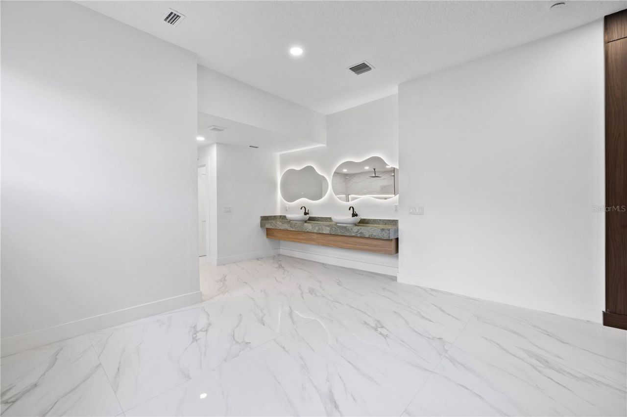 812 Johns Point Drive, Oakland, FL 34787 Photo