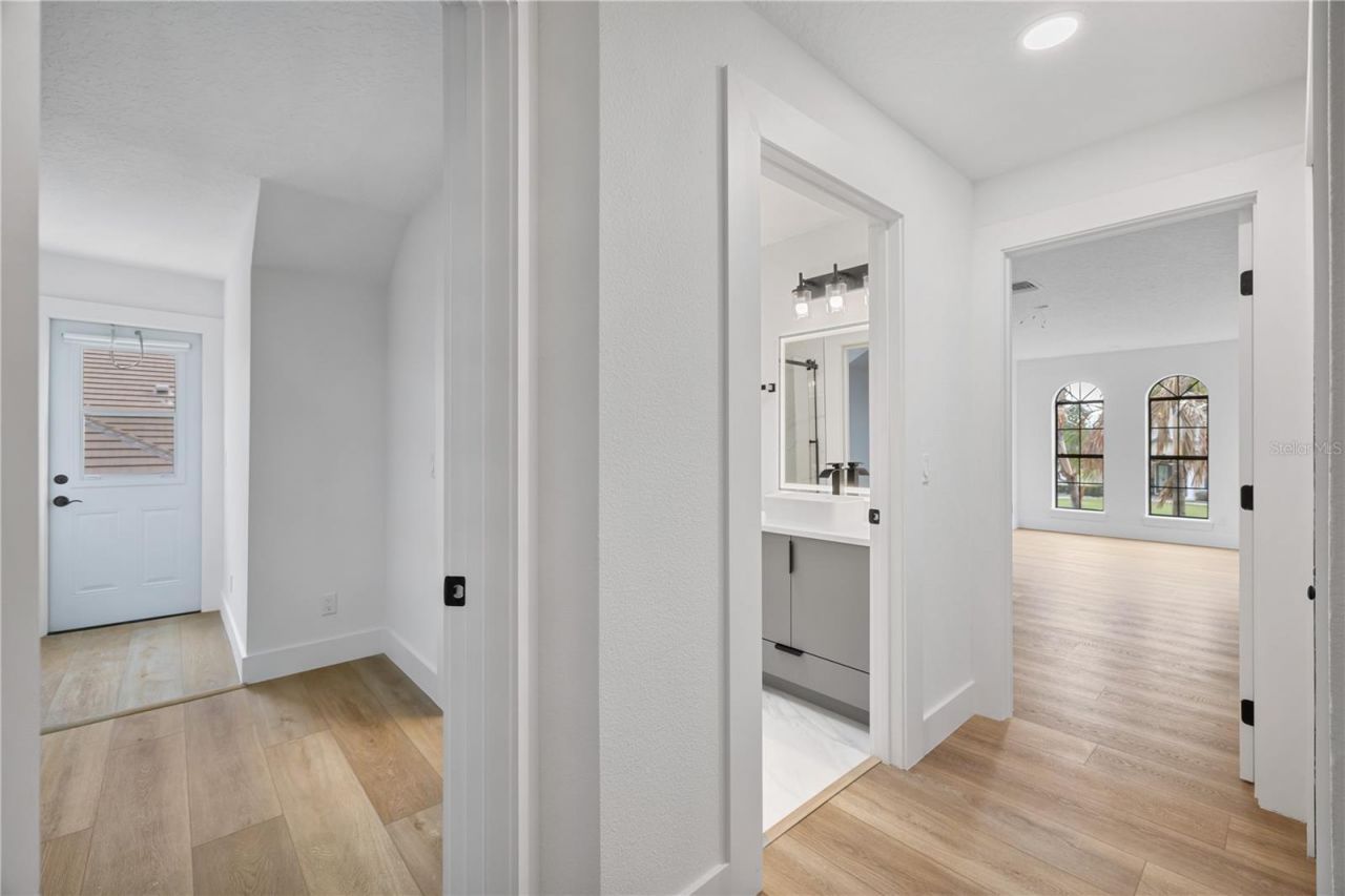 812 Johns Point Drive, Oakland, FL 34787 Photo