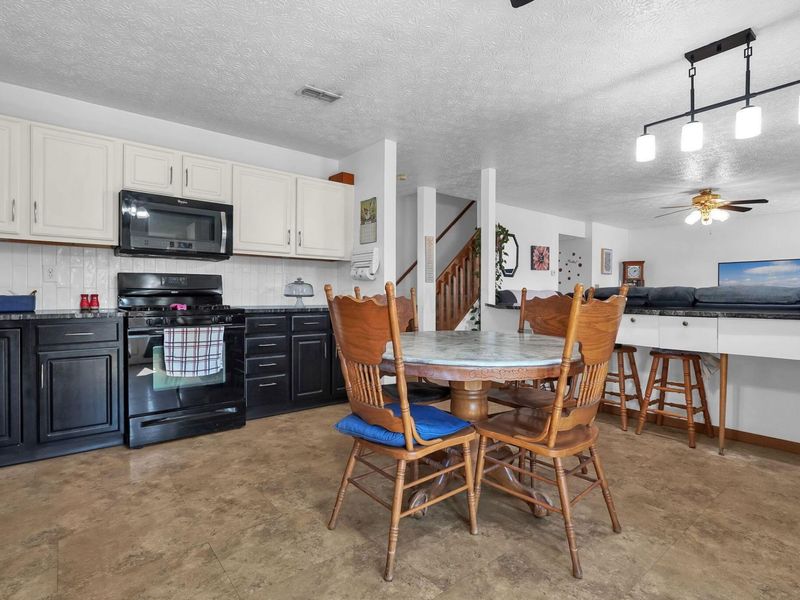 575 Monroe Drive, Ashville, OH 43103 Photo 9