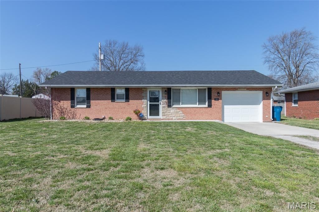 105 Surrey Lane, Bethalto, IL 62010 Main Photo